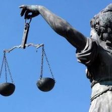 Justitia | Bildquelle: LIVINUS, iStock Justitia mit Wage in der Hand von schräg hinten vor blauem Himmel